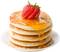 Une pile de pancakes avec du sirop et une fraise sur le dessus, disposée sur une assiette blanche.