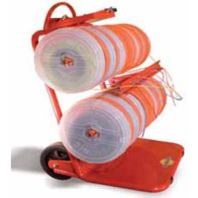 Une voiture rouge équipée de deux grands tambours de tuyaux transparents empilés horizontalement, munis de tuyaux oranges.