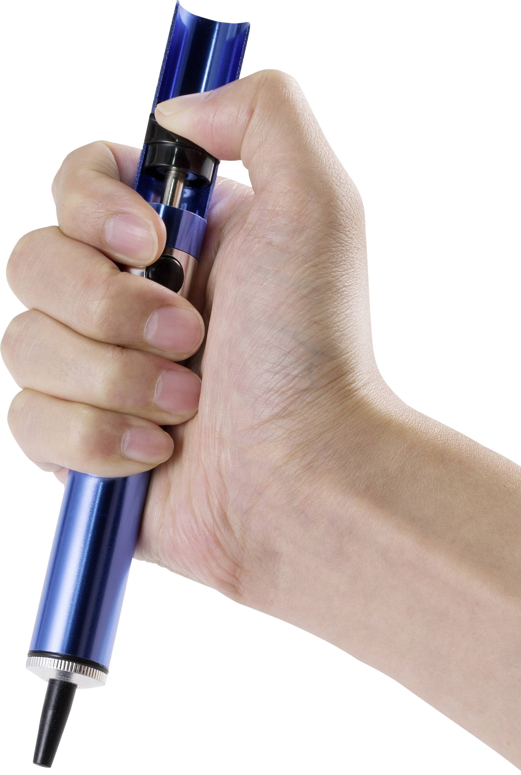 Une main tient un stylo vape bleu pointant verticalement vers le haut.