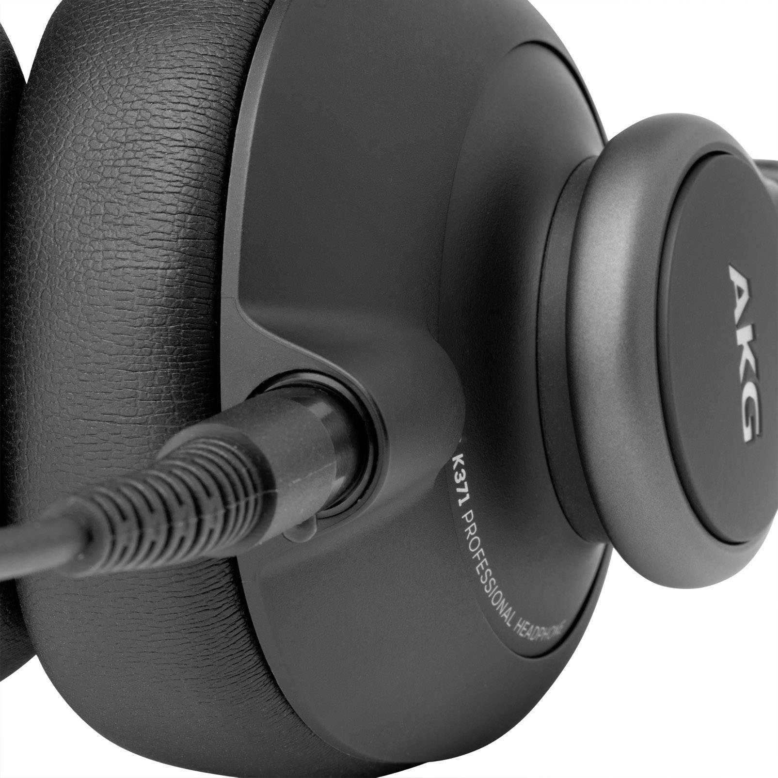 Un casque noir AKG, photographié de près. Le jack de connexion est visible, raccordé au pavillon de l'écouteur.