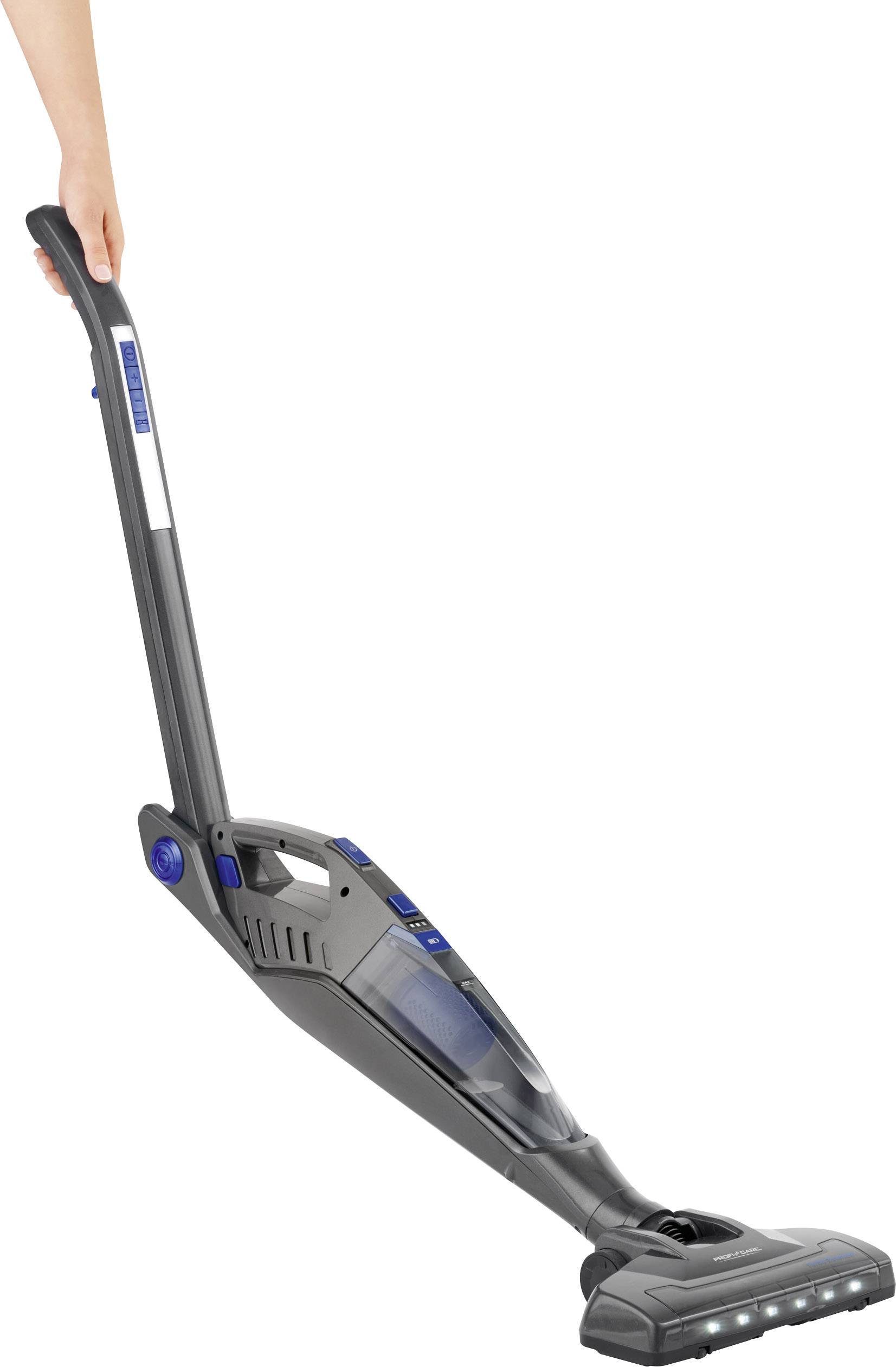 Une personne utilise un aspirateur sans fil gris, doté de lumières LED sur sa tête, et tenu verticalement.