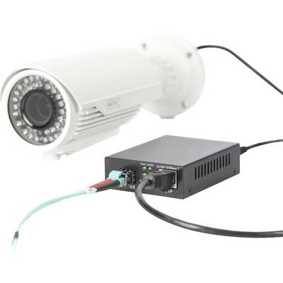 Caméra de surveillance avec des connexions câblées à un appareil réseau noir. La caméra est blanche et cylindrique.