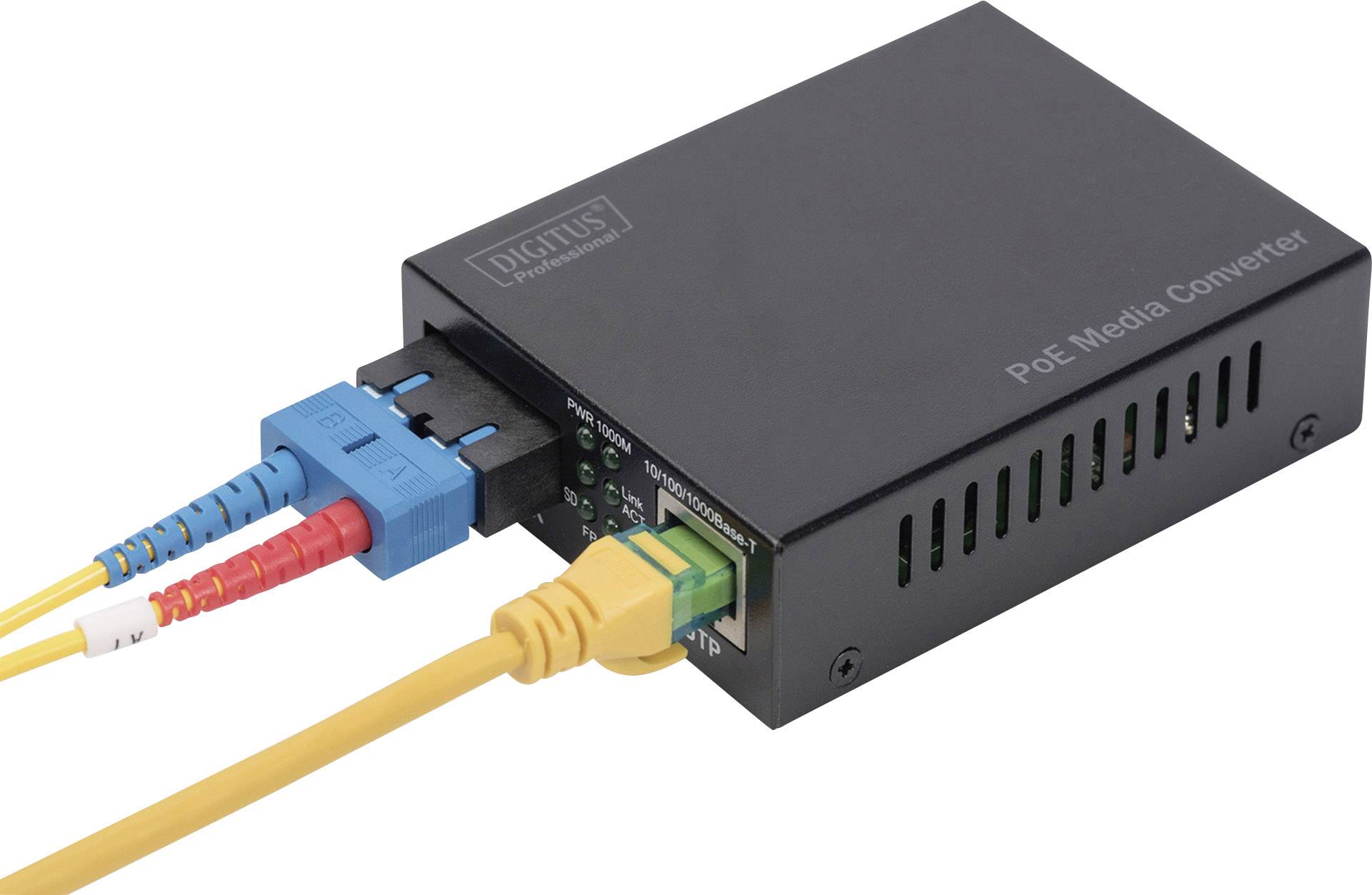 Un convertisseur média PoE noir est connecté avec deux câbles à fibre optique et un câble Ethernet jaune.