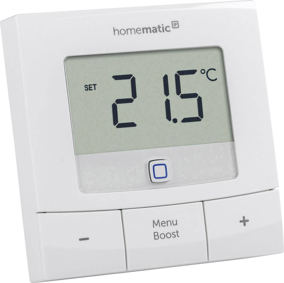 Un thermostat mural numérique affiche une température réglée de 21,5 degrés Celsius et comporte des touches pour le menu, le mode boost et l'ajustement de la température.