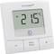 Un thermostat mural numérique affiche une température réglée de 21,5 degrés Celsius et comporte des touches pour le menu, le mode boost et l'ajustement de la température.
