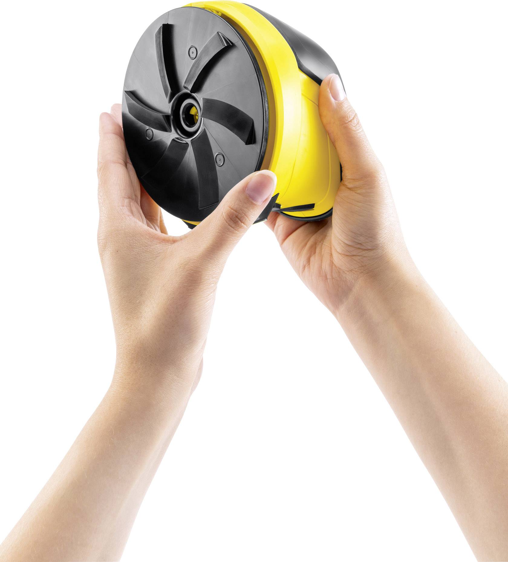 Deux mains tiennent un appareil jaune, rond, avec une hélice noire. L'appareil semble portable et maniable.