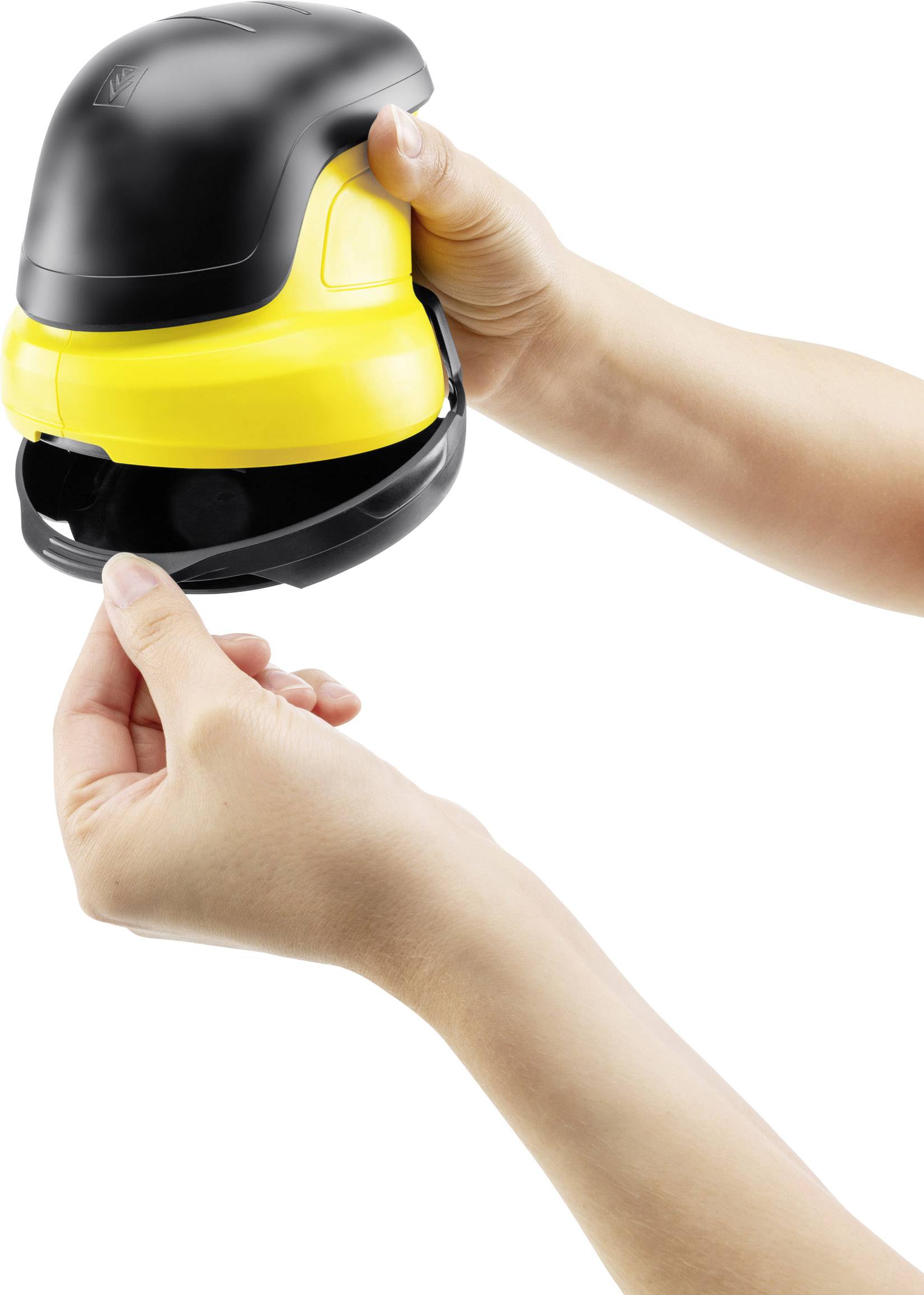 Une personne tient un appareil jaune pour le nettoyage des vitres dans ses mains. Le couvercle inférieur de l'appareil est en train d'être retiré.