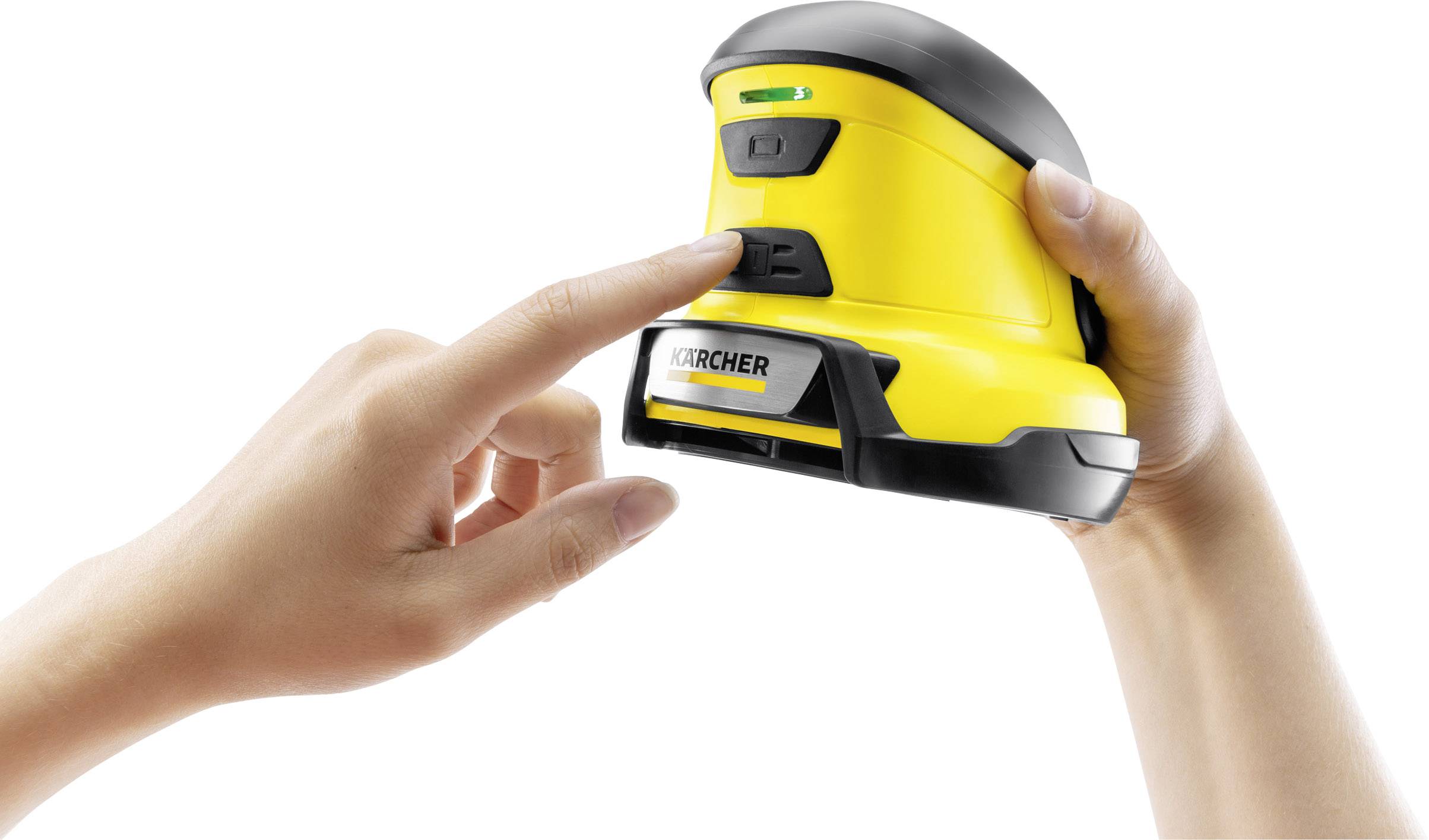 Une main tient un nettoyeur de vitres jaune avec deux boutons. Un doigt pointe vers le bouton supérieur. L'appareil porte le logo 'Kärcher'.
