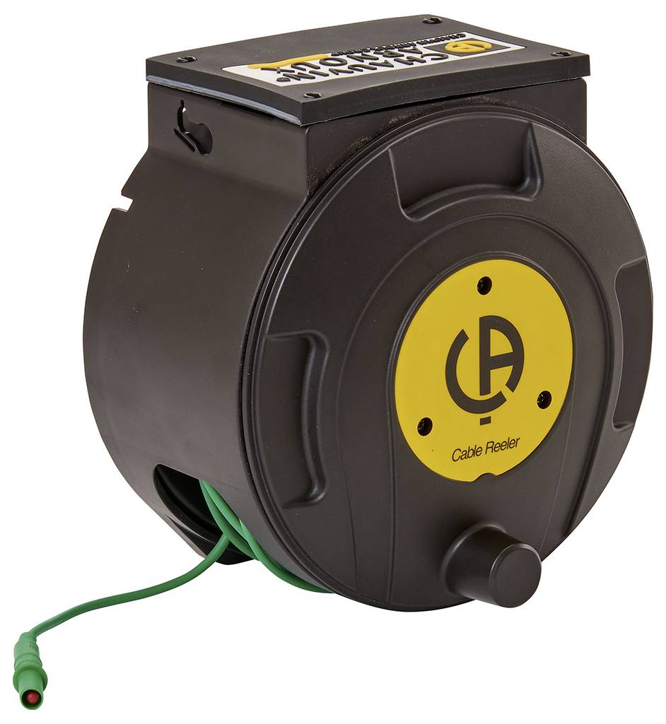 Enrouleur de câble noir avec logo jaune de la marque 'Cable Reeler'. Câble vert partiellement enroulé, utilisé dans les ateliers.