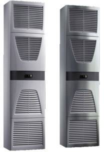Deux appareils de climatisation sur pied gris côte à côte. Ils possèdent des fentes de ventilation en haut, au milieu et en bas, avec un affichage au centre.