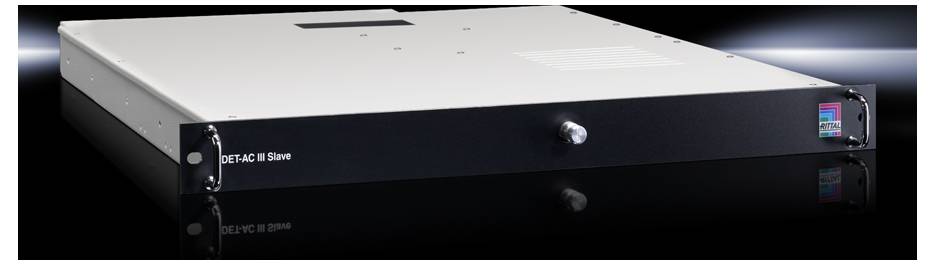 Appareil électronique plat rectangulaire avec un panneau frontal noir et un dessus argenté, adapté aux applications techniques.