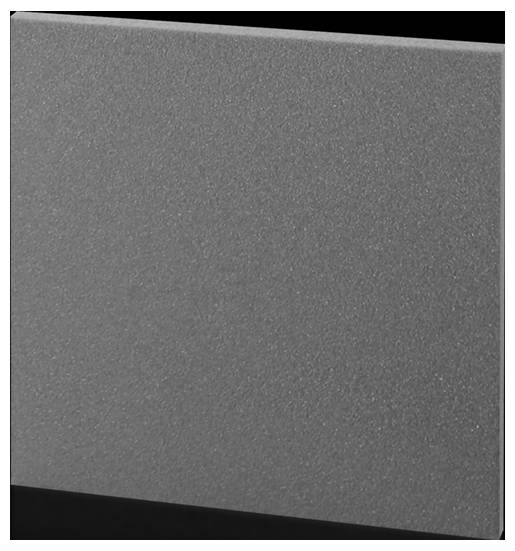 Plaque de mousse grise, rectangulaire, à surface légèrement texturée, sur un fond noir.