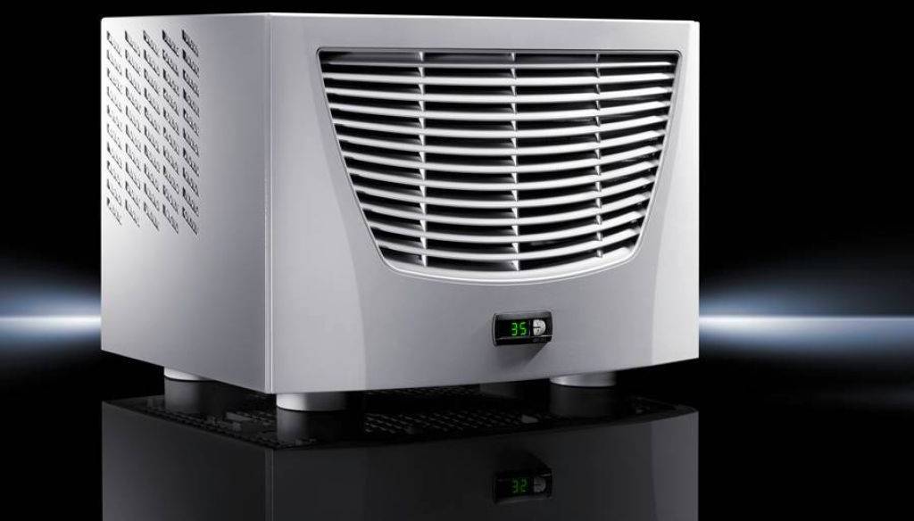 Un déshumidificateur argenté sur un fond noir, doté d'un affichage numérique indiquant '35'. Design moderne avec des grilles de ventilation.