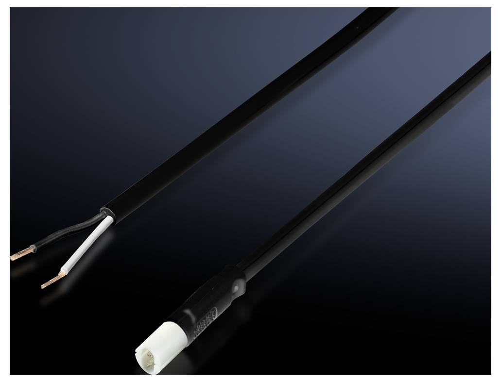 Câble noir avec tresse blanche et noire à une extrémité et un connecteur blanc à l'autre extrémité sur un fond sombre.