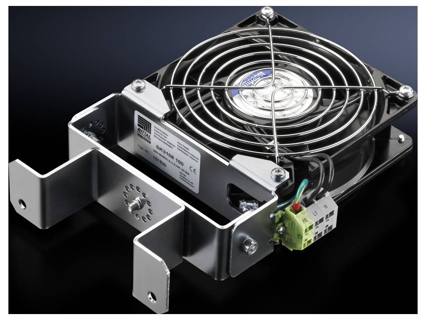 'Ventilateur d'appareil avec boîtier métallique et grille de protection, monté sur support, les connexions de câbles sont visibles.'
