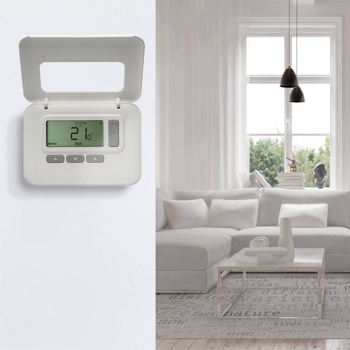 Un thermostat mural affiche '21°C'. En arrière-plan, un salon moderne avec une grande fenêtre et des canapés blancs.