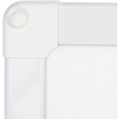 Coin d'un tableau blanc blanc avec un protège-angle arrondi, posé contre un mur blanc.