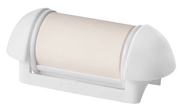 Rouleau de papier toilette vide dans un support en plastique blanc, vu de côté.