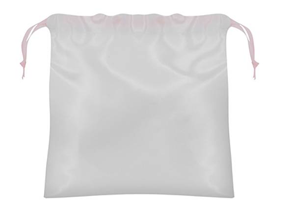 Pochette en satin blanc avec cordon de serrage rose, principalement utilisée comme élément décoratif ou pour ranger des bijoux.