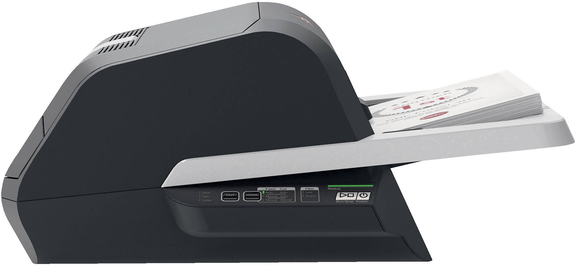 Un scanner moderne avec une pile de papier chargée sur le bac d'alimentation, prêt à numériser des documents.