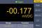 Écran d'un appareil de mesure affichant '-00.177 mVDC'. Options : 'Gamme' sur 'Auto 50 mV', 'Fonction' sur 'DCV', un indicateur 'Déclenchement' vert est allumé.