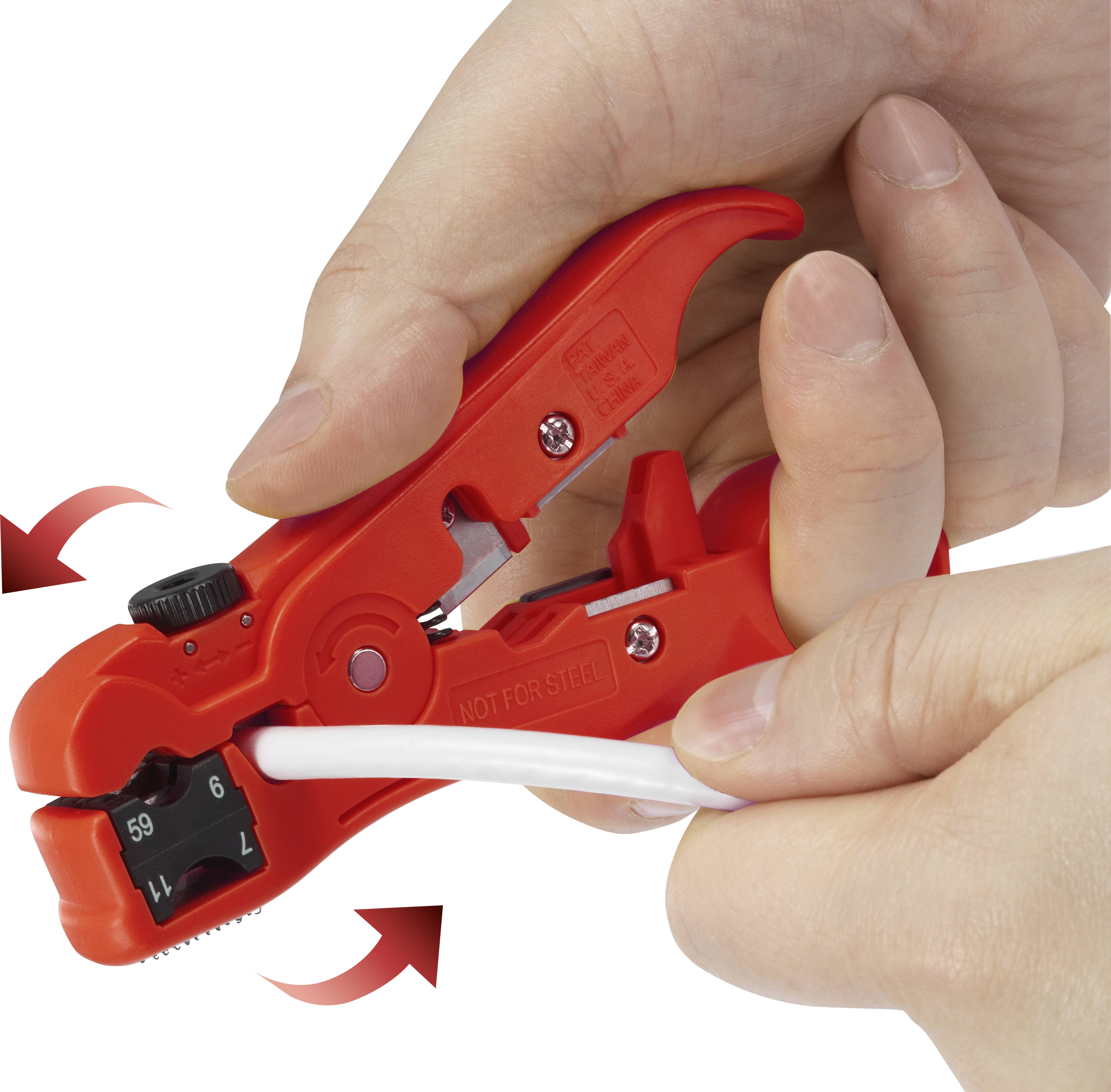 Une main tient un dénudeur de câble rouge et l'utilise pour dénuder l'extrémité d'un câble blanc. Des flèches rouges indiquent le sens du mouvement.