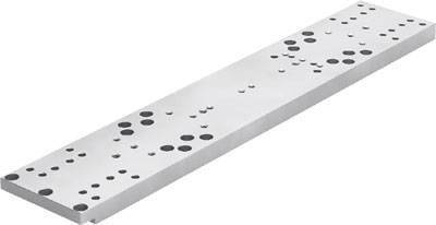 Plaque métallique percée de plusieurs trous de différentes tailles, répartis sur toute sa surface.