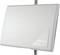 Antenne extérieure blanche rectangulaire montée sur un mât, au design minimaliste avec un logo dans le coin inférieur droit.