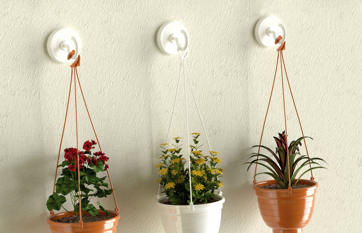 Trois pots de fleurs suspendus à un mur. À gauche des fleurs rouges, au centre des fleurs jaunes, à droite une plante aux longues feuilles.