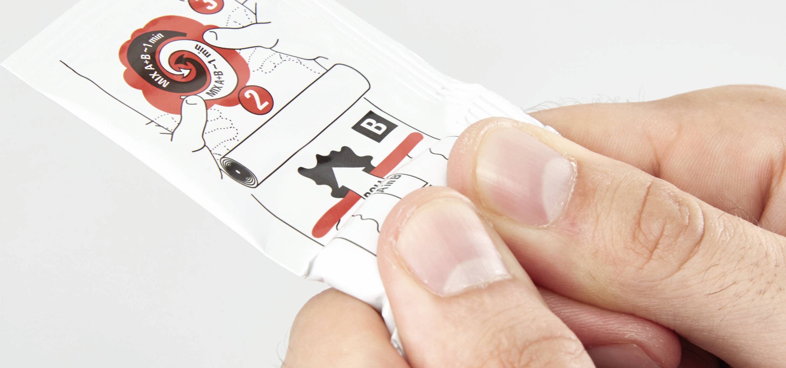 Une main tient un emballage avec des instructions '1' et '2' pour l'ouverture, ainsi qu'un symbole noir et la lettre 'B'.