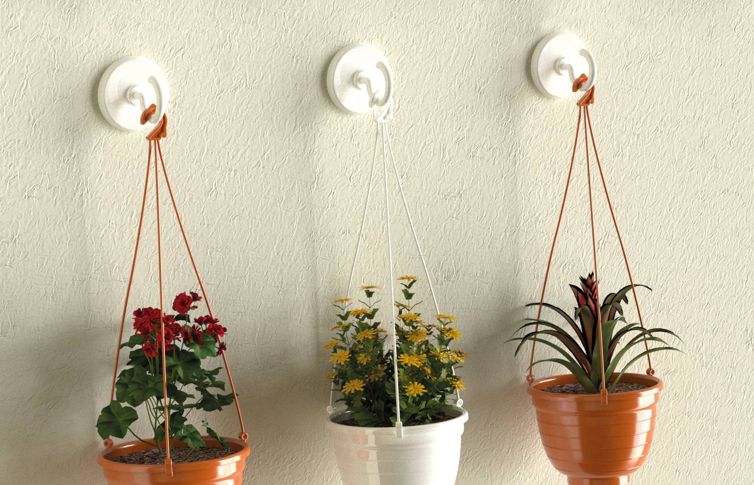 Trois plantes en pot suspendues montées sur un mur : des fleurs rouges, des fleurs jaunes, et une plante feuillue dans des pots orange, blanc, et orange.