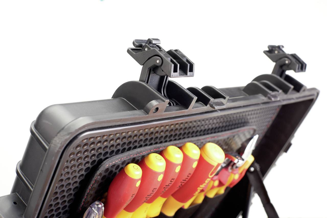 Une trousse à outils contenant différents tournevis isolés est ouverte, montrant les outils à l'intérieur.