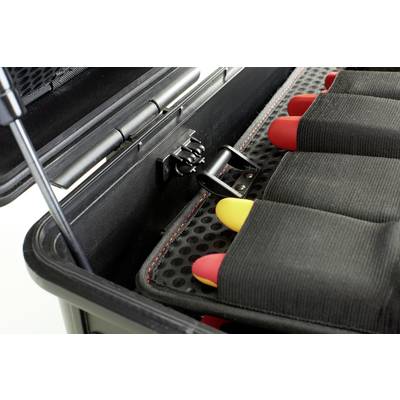 Une valise à l'intérieur capitonné, dans laquelle plusieurs fusées avec des ogives rouges sont soigneusement rangées.