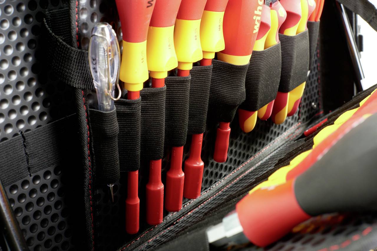 Boîte à outils contenant plusieurs tournevis rouge et jaune dans des supports.