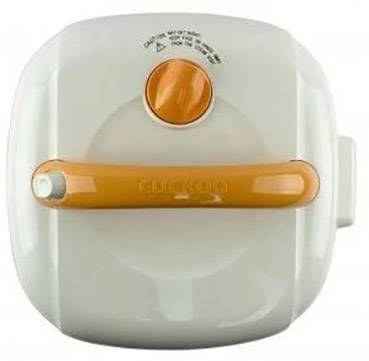 Un bouilloire électrique blanche avec une poignée orange et un bouton rotatif sur le dessus.