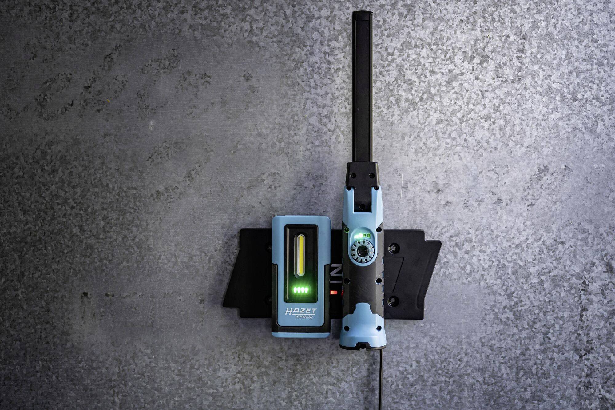 Appareil électronique de mesure de couple fixé au mur. L'appareil affiche un voyant vert, indiquant qu'il est prêt à fonctionner.