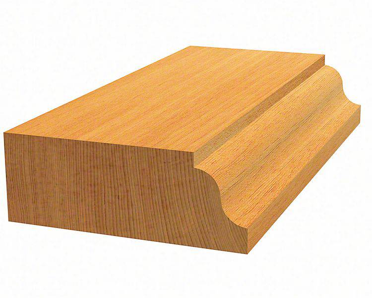 Profilé en bois avec un bord arrondi, souvent utilisé pour des plinthes ou des travaux décoratifs en bois.