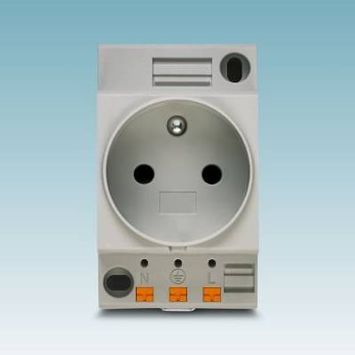 Prise électrique dans un module adaptateur, compatible avec des fiches standard, montrant les bornes de terre, neutre et phase sur sa face inférieure.