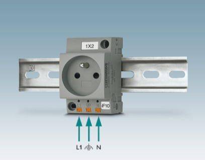Prise électrique montée sur rail DIN, présentant trois points de connexion marqués ci-dessous : 'L1', 'N' et le symbole de terre.