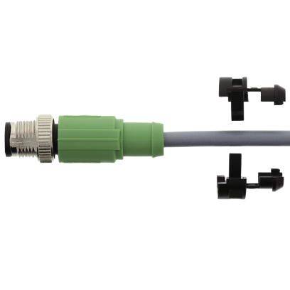 Un connecteur vert sur un câble gris, avec des serre-câbles noirs à côté, sur un fond blanc.