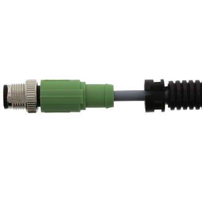 Vue latérale d'un connecteur vert avec anneau métallique et câble noir.