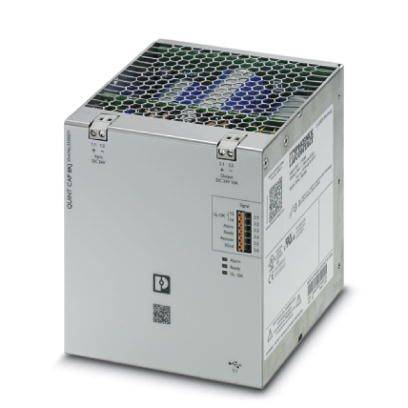 Un appareil électrique argenté en forme de cube, doté d'une grille de ventilation et de plusieurs autocollants contenant des informations techniques.