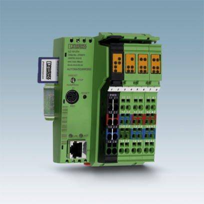 Un boîtier de commande industriel vert avec plusieurs emplacements et connexions, à côté duquel se trouvent une carte mémoire insérée et un port Ethernet.
