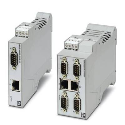Deux modules de communication industrielle gris avec plusieurs connexions et fentes de ventilation. Un autre module est visible en arrière-plan.