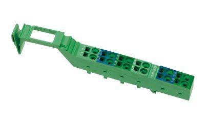 Un morceau de plastique vert avec des découpes rectangulaires et circulaires et un crochet à l'extrémité, probablement destiné à des fins de montage.