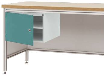 Une table avec des pieds en métal et un plateau en bois. À gauche, un compartiment ouvert doté d'une porte turquoise, comprenant deux étagères intérieures.