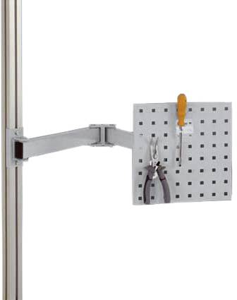 Panneau perforé sur un bras articulé, sur lequel sont suspendus une pince et un tournevis.