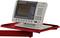 Un appareil de mesure électronique gris avec un écran et un clavier, monté sur un support rouge.