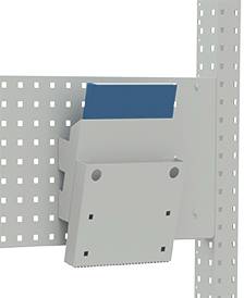 Support métallique fixé sur un panneau perforé, maintenant un rectangle bleu. Il est attaché à un cadre vertical.