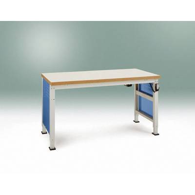 Une table simple avec des pieds en métal, un accent bleu sur les côtés et un plateau lisse et clair sur un fond vert.
